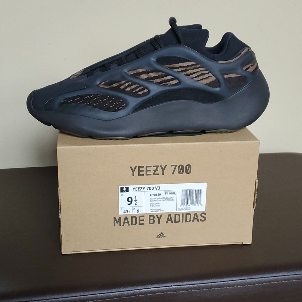 YEEZY 700 V3